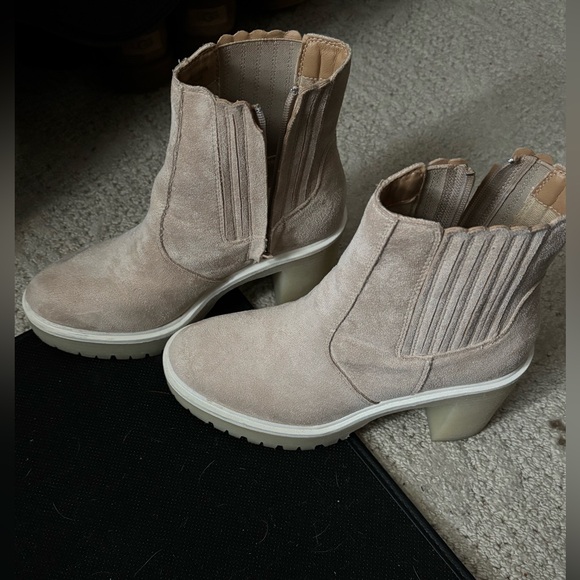 Boots - Picture 7 of 7